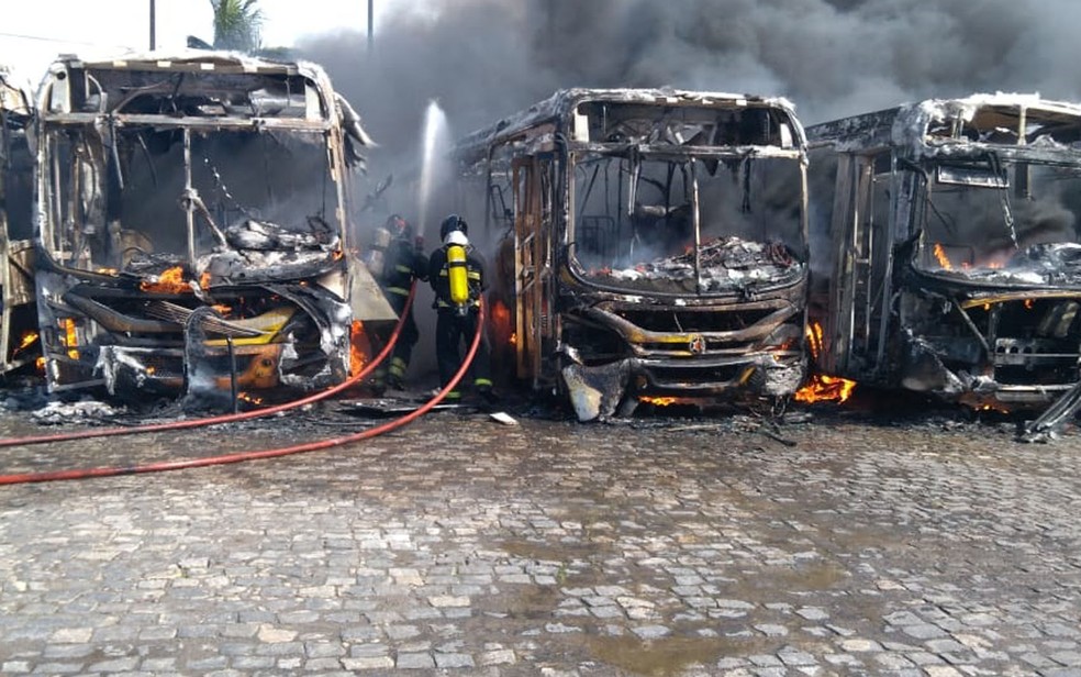 Ônibus ficam destruídos durante incêndio em garagem no sul da Bahia. — Foto: Reprodução / TV Bahia