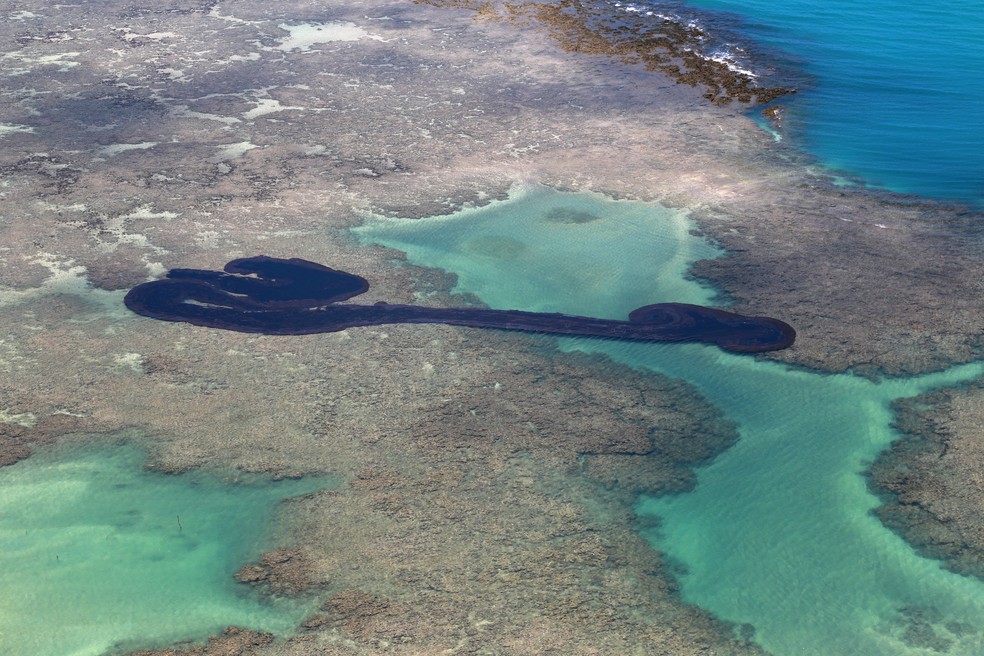 Mancha de óleo vista no litoral de Maragogi no dia 17 de outubro de 2019 — Foto: Diego Nigro/Reuters