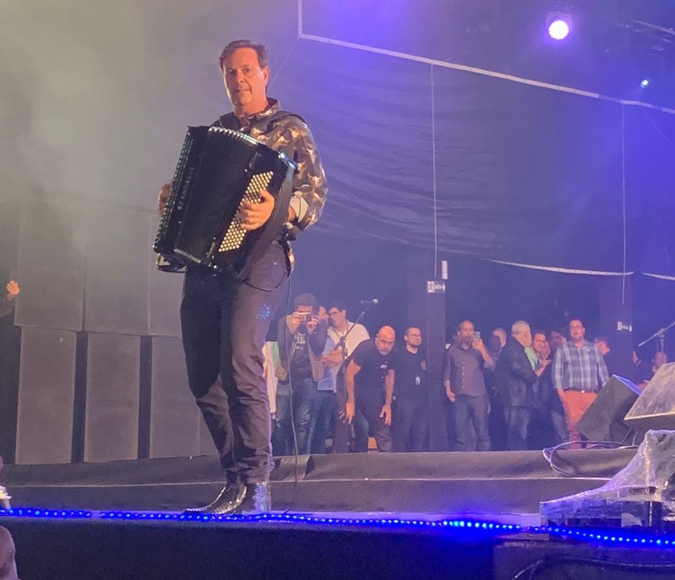 Gilson Machado tocando sanfona — Foto: Hayale Guimarães/g1