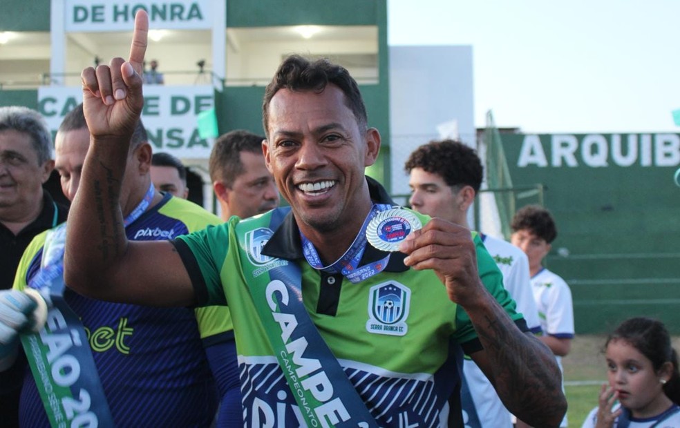Marcelinho Paraíba com medalha de campeão da 2ª divisão  — Foto: Cassiano Cavalcanti / Serra Branca