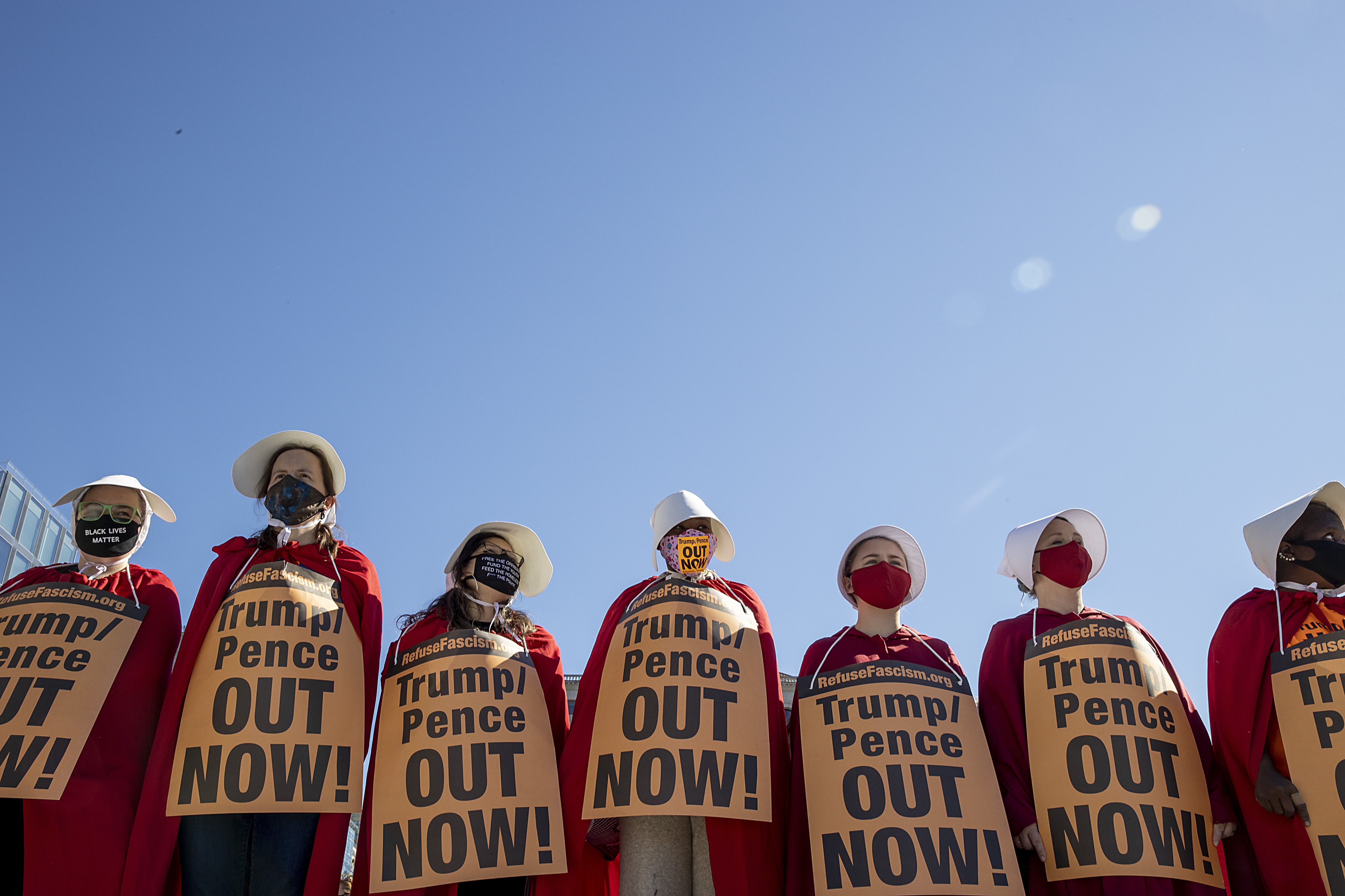 Manifestantes marcham em Washington vestidas como persongens da série The Handmaid's Tale  (Foto: Tasos Katopodis/Getty Images)