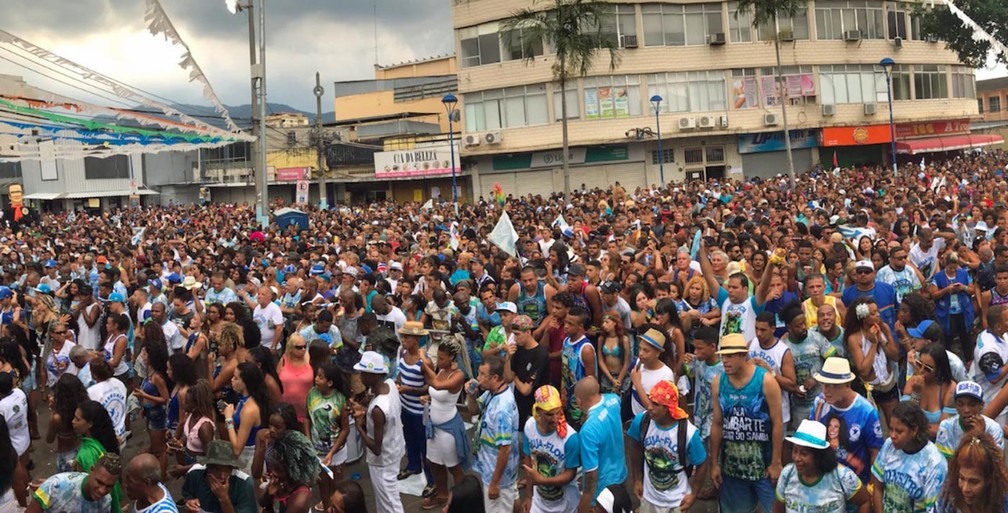 Mais de duas mil pessoas estão na praça dos Estudantes em Nilópolis acompanhando a Beija-Flor na apuração do Carnaval do Rio (Foto: Henrique Coelho/G1)