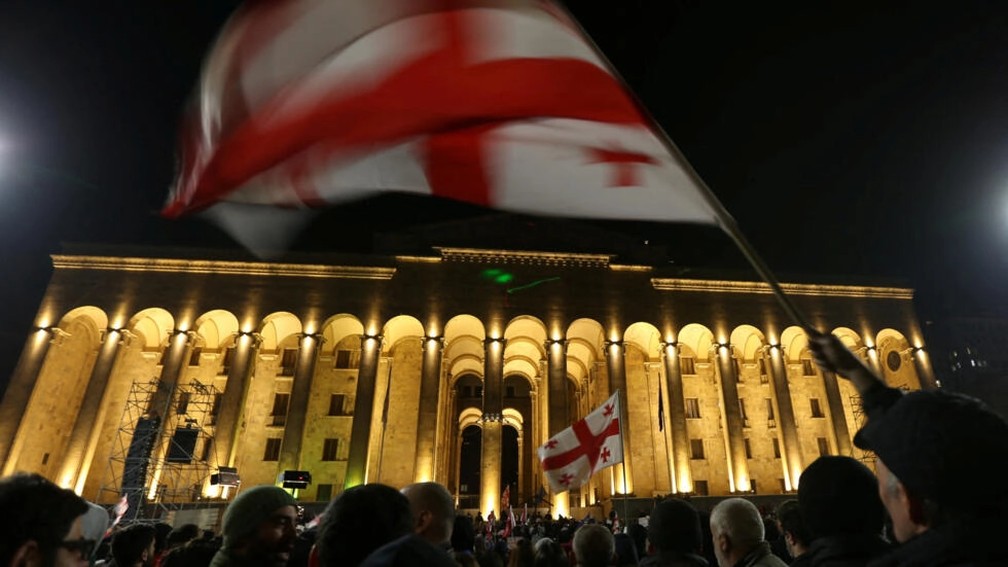 Manifestantes em frente ao Parlamento da Geórgia, em Tbilisi, em 9 de março de 2023. — Foto: REUTERS - IRAKLI GEDENIDZE