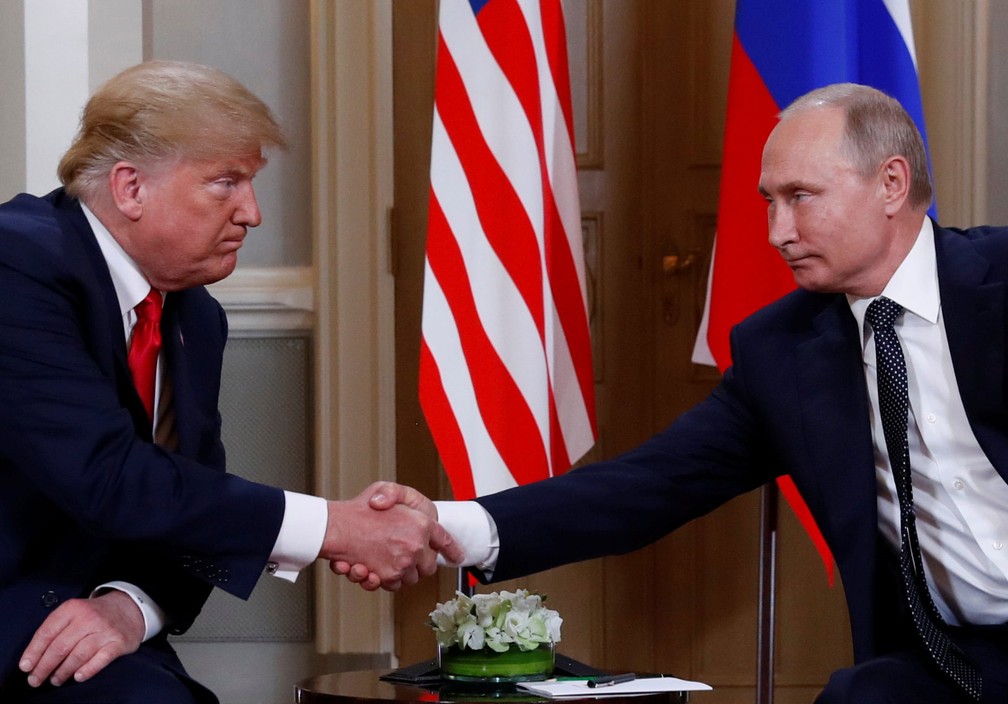 Presidentes Donald Trump e Vladimir Putin se cumprimentam no início de encontro em Helsinque, na Finlândia, nesta segunda-feira (16)  (Foto: Kevin Lamarque/ Reuters)