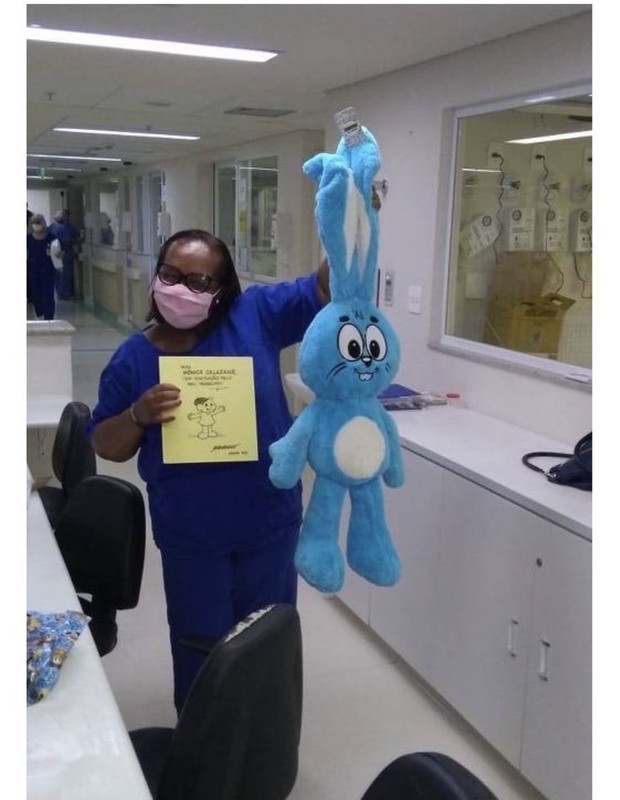 Monica Calazans, primeira vacinada do Brasil, ganha Sansão de Mauricio de Sousa (Foto: Reprodução/Instagram)