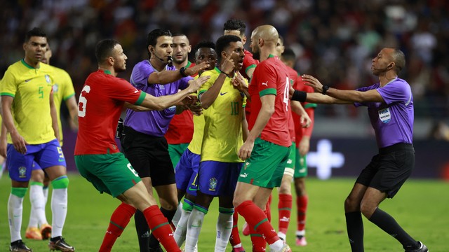 Rodrygo põe o dedo na cara de Amrabat em Marrocos x Brasil