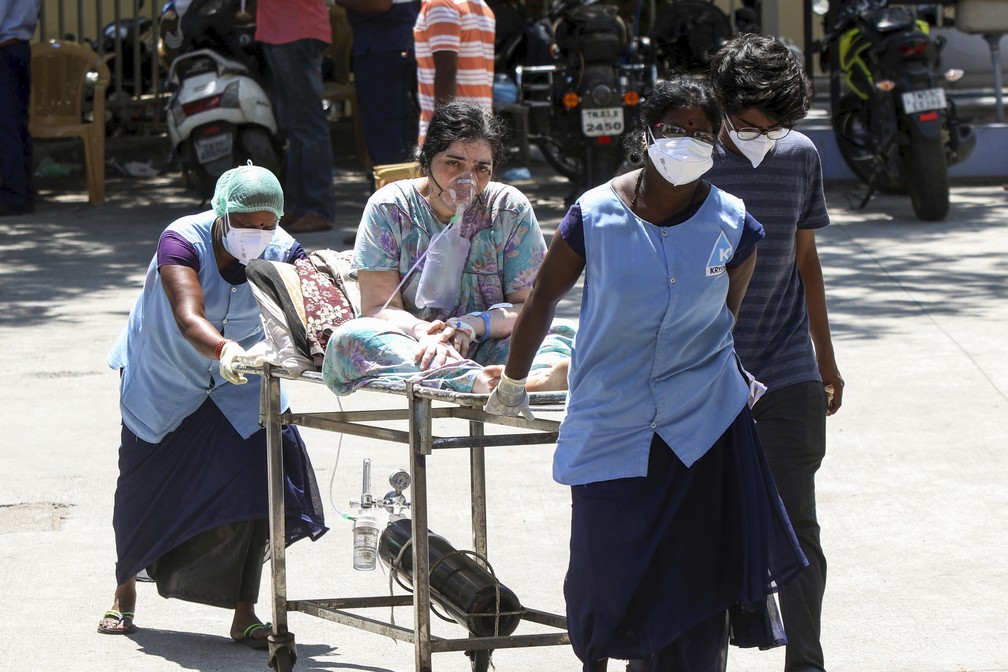 Paciente com Covid-19 recebe oxigênio e é levada ao Hospital Geral Rajiv Gandhi, em Chennai, no domingo (17) — Foto: R. Parthibhan/AP