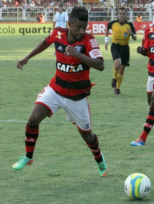 Waldir, atacante do macaé, Léo Moura flamengo (Foto: Tiago Ferreira / Divulgação)