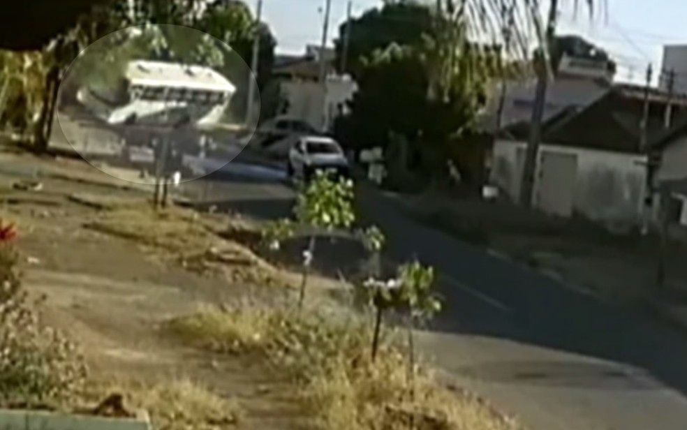 Imagem mostra momento em que ônibus tomba após ser atingido por carreta — Foto: Reprodução/TV Anhanguera