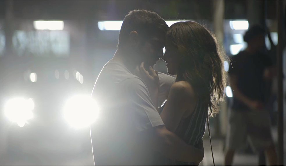 Rock (Caio Castro) e Joana (Bruna Hamu) estão cada vez mais apaixonados em 'A Dona do Pedaço' — Foto: TV Globo