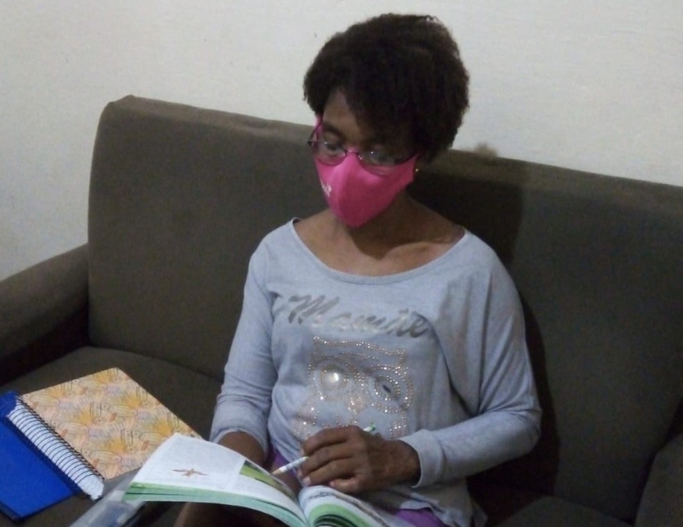 Aprovada no curso de biologia da Unesp, faxineira Maria Helena Rosa, que trabalha na universidade, comemora a conquista  — Foto: Arquivo pessoal