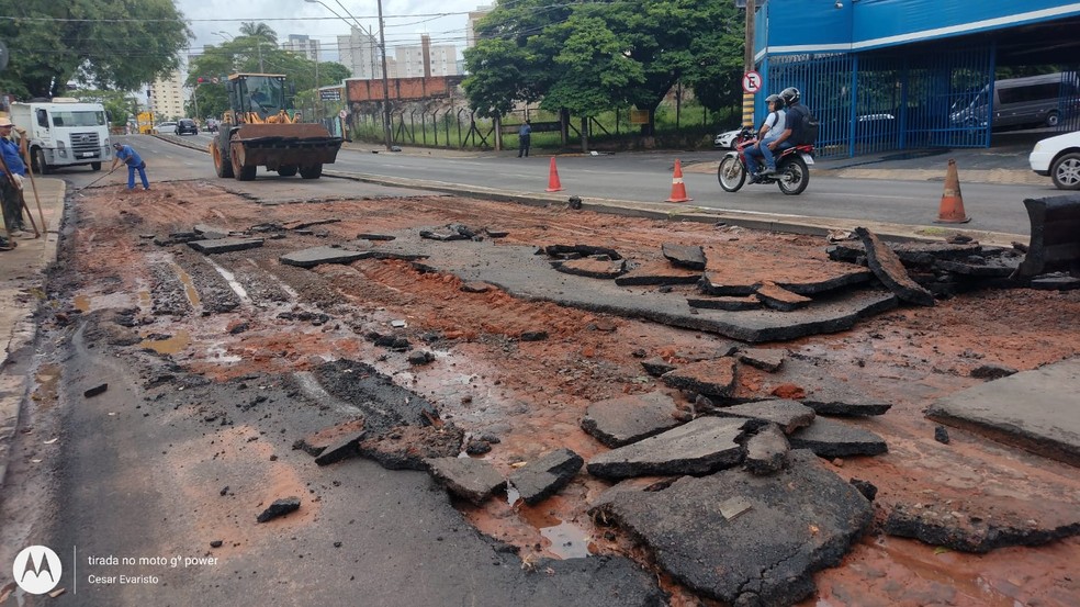 Quadra 10 da avenida está interditada em Bauru para reparo dos estragos da chuva  — Foto: Cesar Evaristo/ TV TEM 