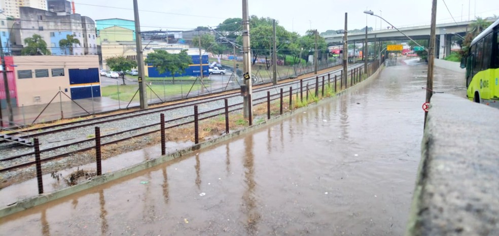 Avenida Vilarinho tomada pela água: não dá nem pra ver o asfalto — Foto: Lucas Franco/Globo