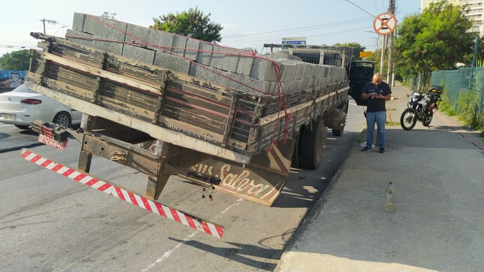 Caminhão, fabricado em 1976, passava pela Avenida Cristiano Machado, em BH, quando acidente aconteceu — Foto: Redes sociais