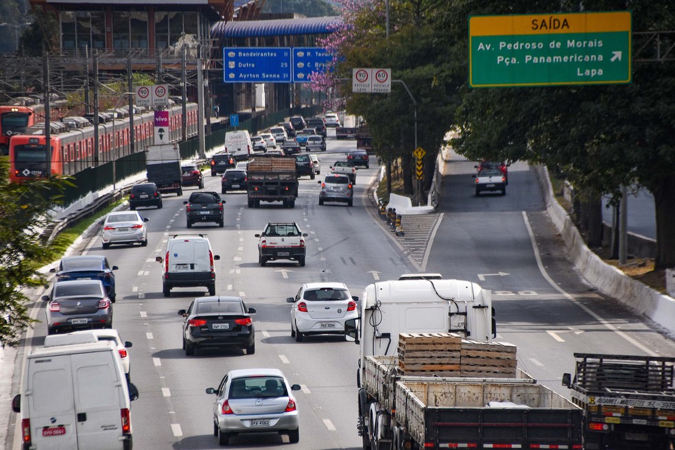 Trânsito na Marginal Pinheiros em São Paulo nesta quinta-feira (30) — Foto: Ronaldo Silva/Estadão Conteúdo