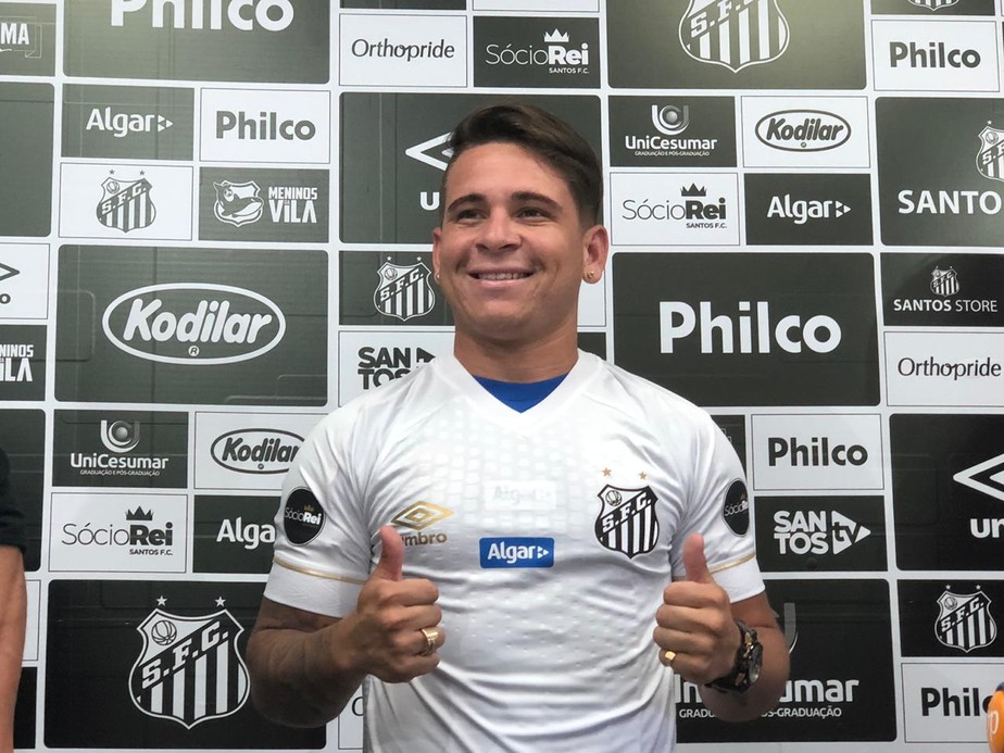 Soteldo recebe camisa 10 do Santos e diz que chegou a um dos maiores clubes do mundo