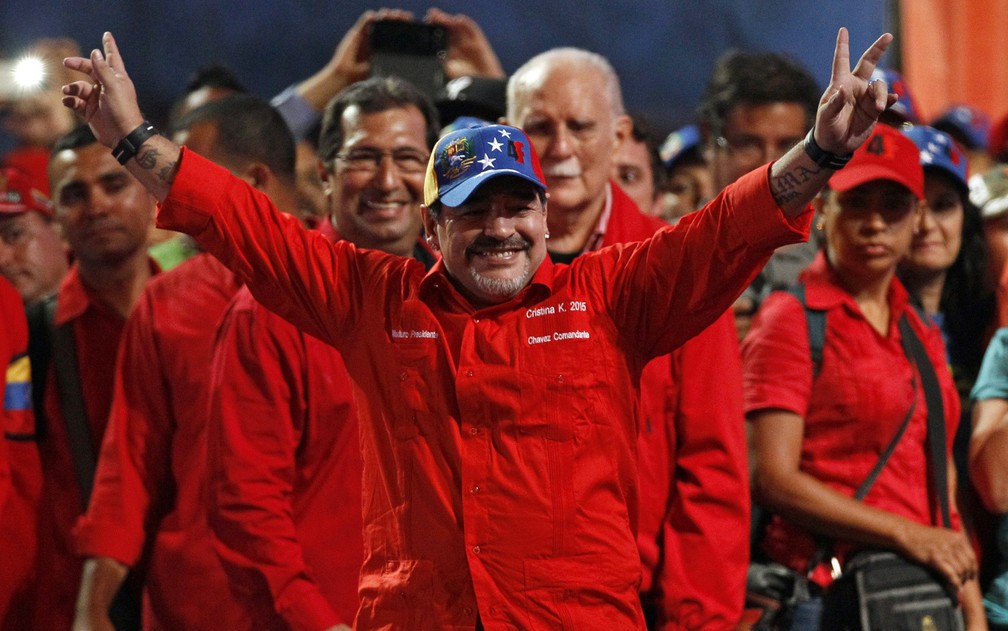 Maradona participa de último dia de campanha de Maduro na Venezuela. Argentino era amigo próximo do líder morto Hugo Chávez — Foto: Ariana Cubillos/AP