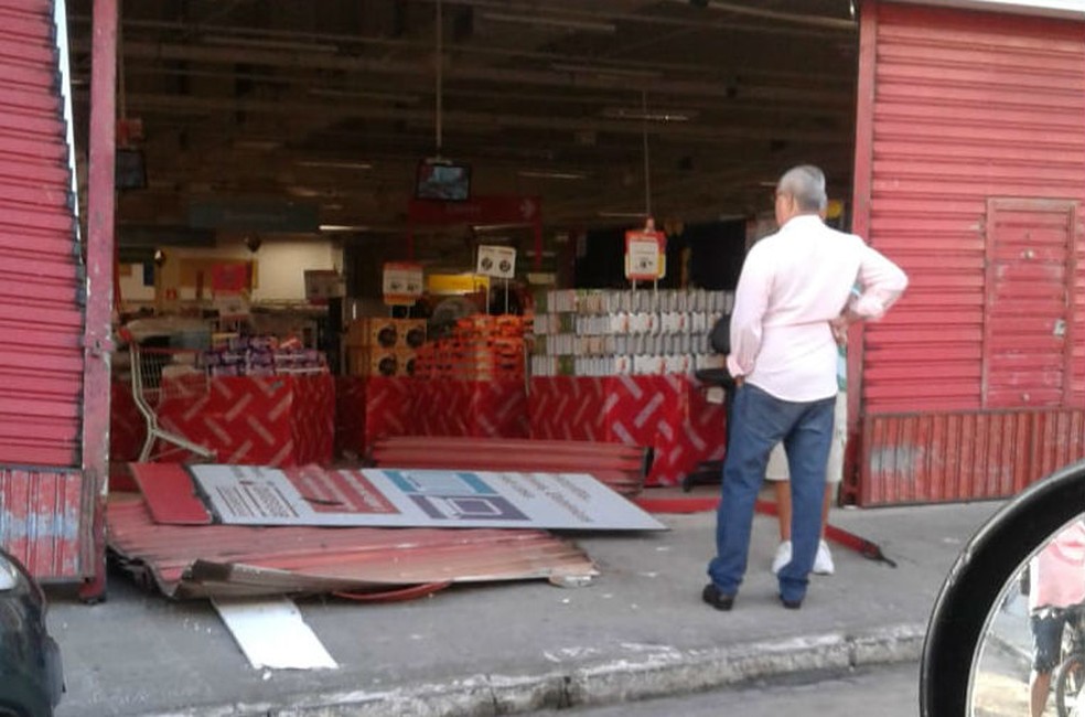 Outra loja de Itabuna foi alvo de bandidos que usaram um carro para invadir o estabelecimento, na semana passada â€” Foto: Blog Vermelhinho Bahia 