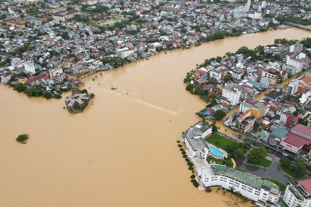 Inundação cobre a cidade de Hue no Vietnam nesta segunda-feira (12) — Foto: Hoang Anh/AFP