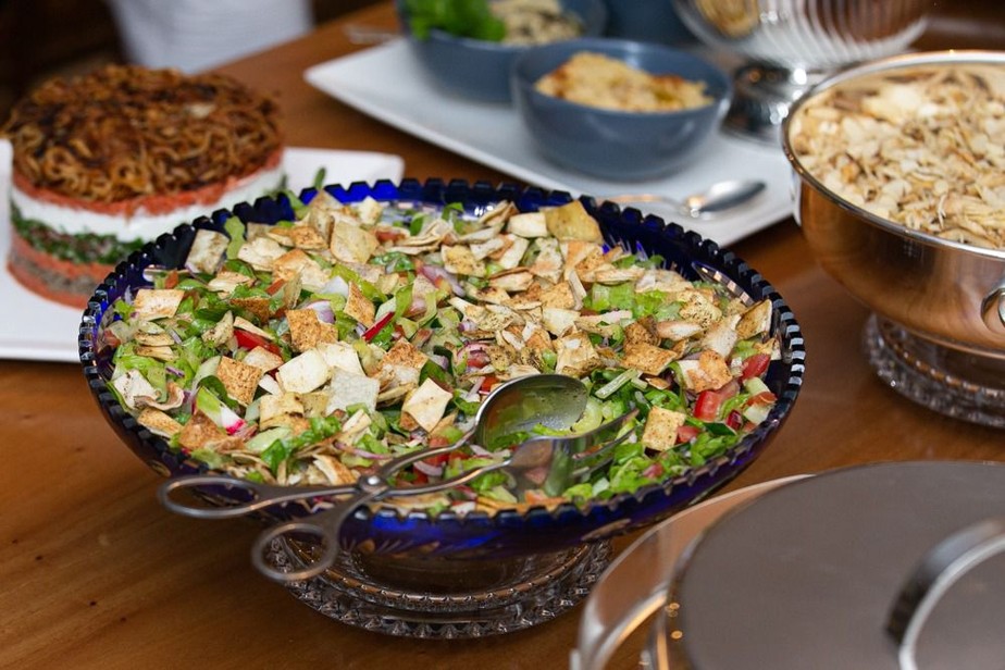 A salada árabe agridoce é um excelente acompanhamento para a maioria dos pratos salgados desta culinária