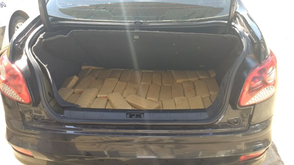 Drogas estavam escondidas no porta-malas de carro (Foto: João Venâncio/TV TEM)