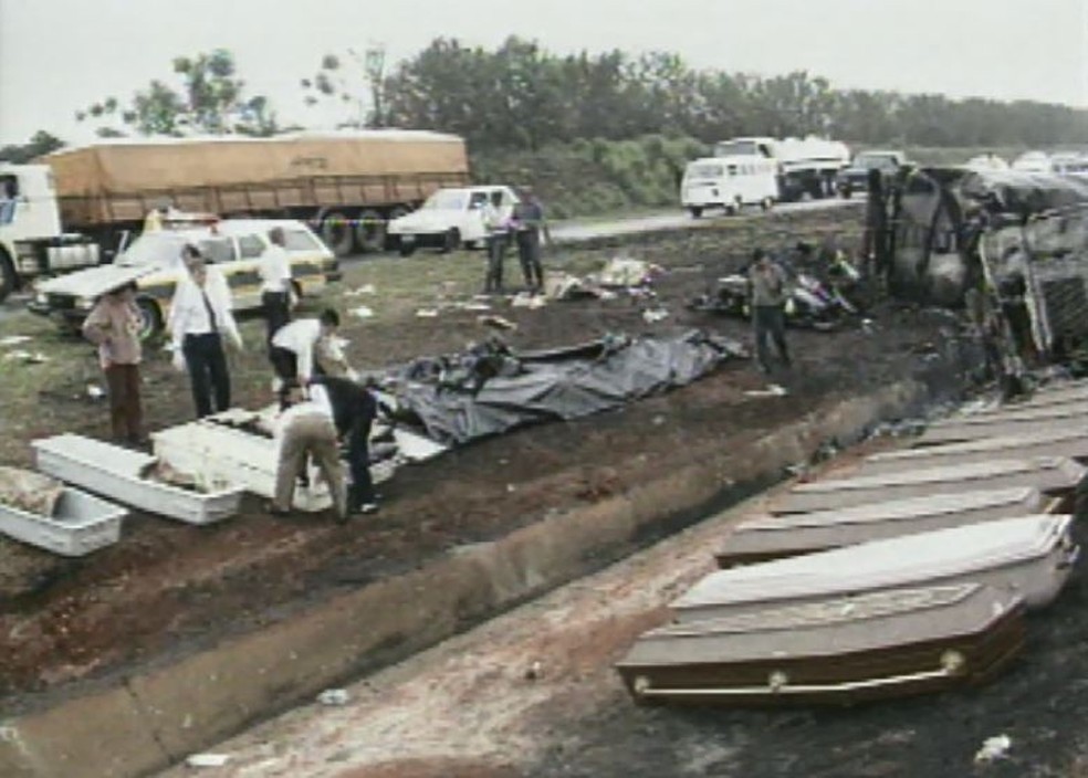 53 pessoas morreram em acidente que envolveu dois ônibus de romeiros e dois caminhões na Anhanguera, em Araras (SP), em 1998. (Foto: Reprodução EPTV)
