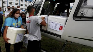 Helicópteros são carregados com doses da vacina CoronaVac, no 12º BPM, em Niterói. PM e Bombeiros passaram fazer a logística da vacina para o interior — Foto: Fabiano Rocha / Agência O Globo