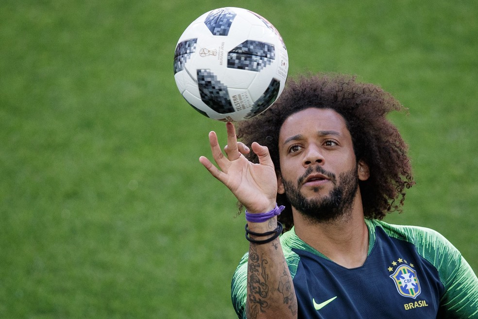 Marcelo com a bola em treino da Sele��o: jogador integrou lista larga de Andr� Jardine � Foto: Pedro Martins / MoWA Press