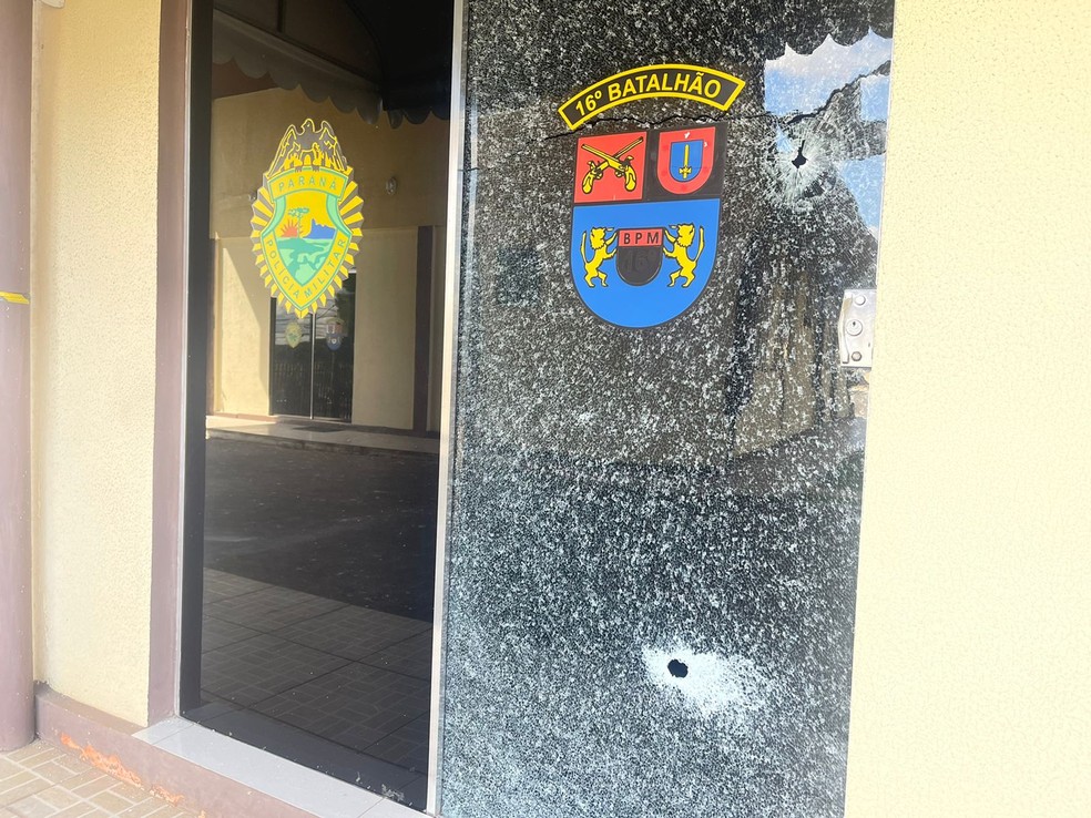Tiros atingiram o batalhão de polícia, em Guarapuava — Foto: Marcela Carvalho/ RPC Curitiba