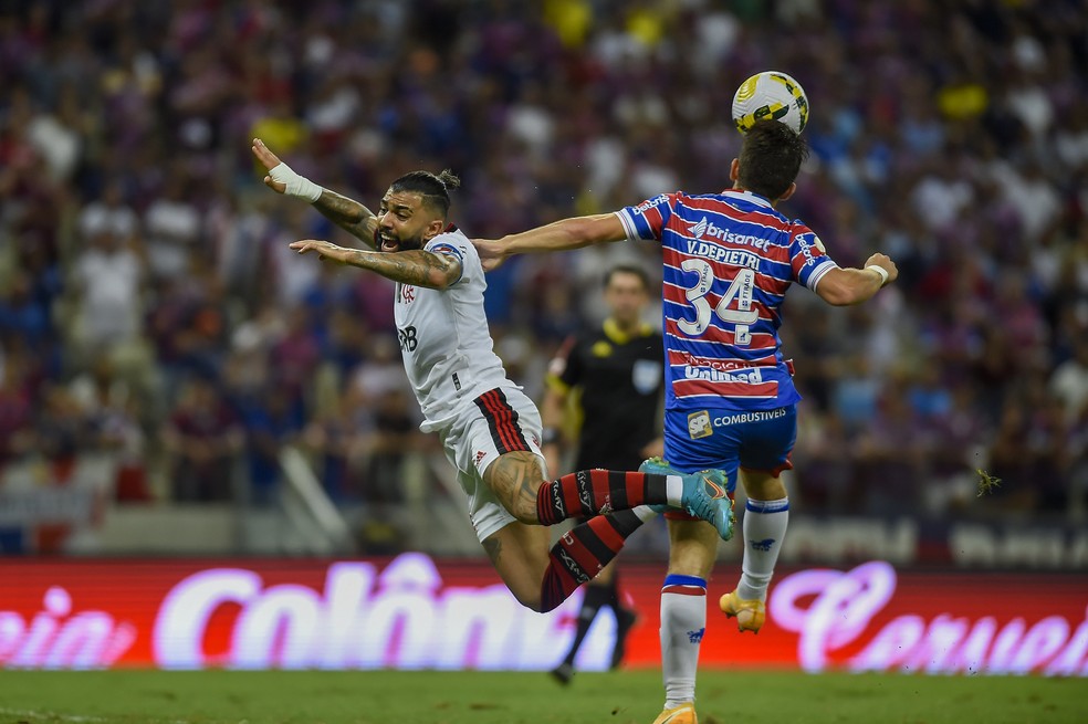 Gabigol cai em campo durante Fortaleza x Flamengo &mdash; Foto: Marcelo Cortes/Flamengo