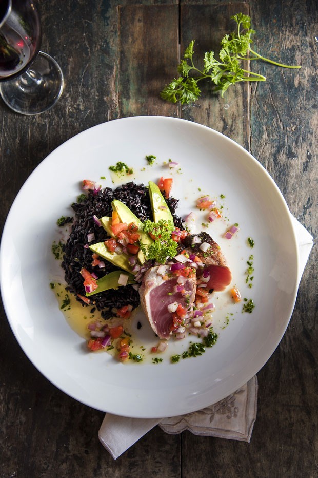 Atum selado com arroz negro, avocado e vinagrete  (Foto: Ligia Skowroski)