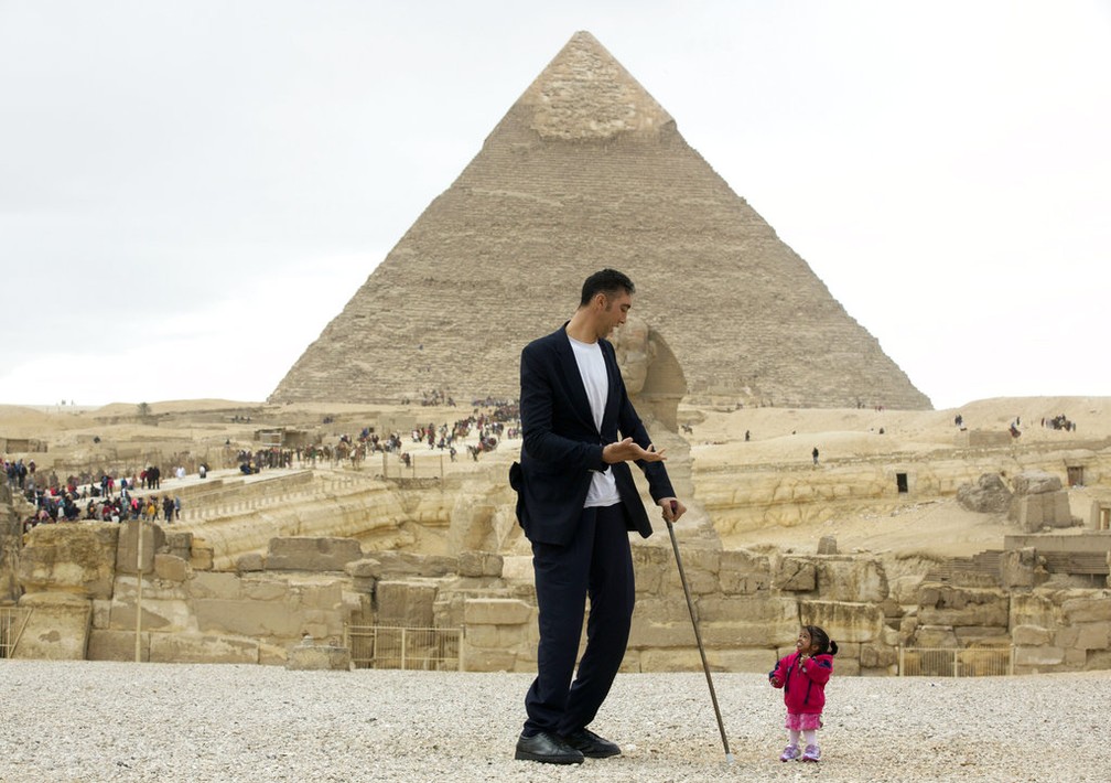 Sultan Kosen e  Jyoti Amge se encontram em frente à pirâmide de Giza, no Cairo (Foto: Amr Nabil/AP Photo)