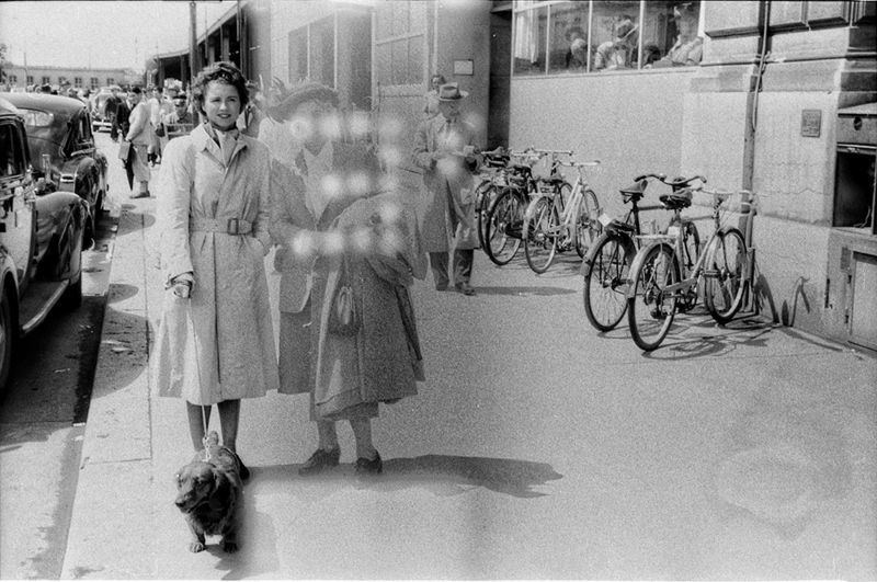 Fotógrafo encontra filme antigo e tenta identificar donos das fotos (Foto: Reprodução / BBC)