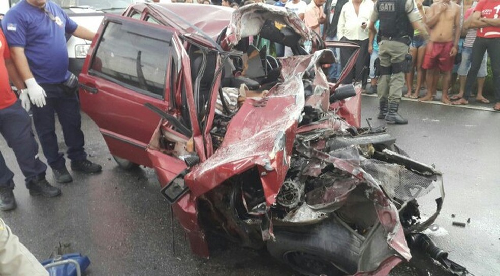 Carro ficou destruído após colisão com caminhão na BR-101, na altura de Goiana (Foto: Divulgação/PRF)