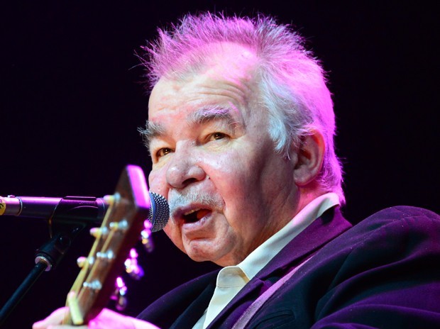O cantor e compositor country John Prine, de 73 anos, morreu por complicações da Covid-19 (Foto: Getty Images)