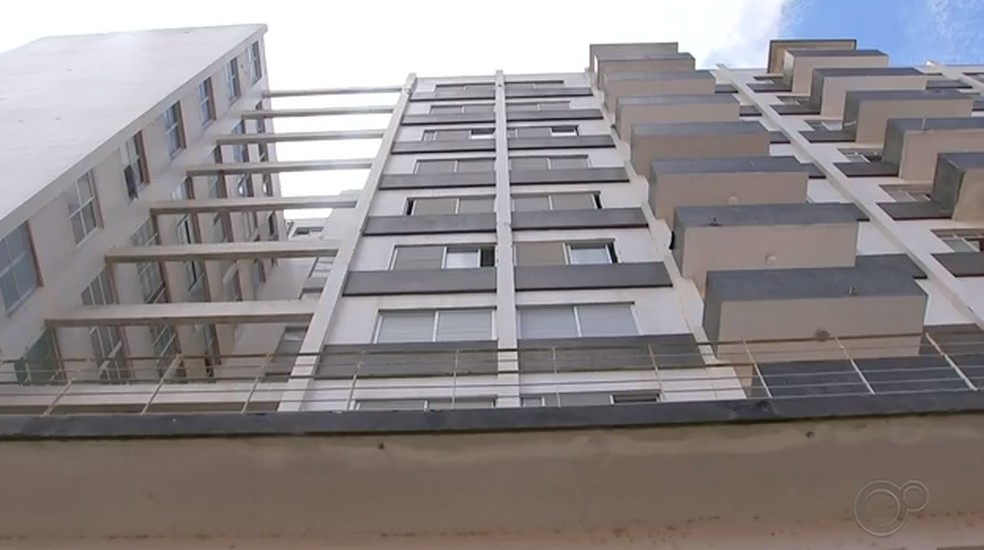 Idosos de prédio em Itapetininga contam com ajuda de zelador e motoboys para adquirirem produtos básicos em quarentena — Foto: Reprodução/TV TEM