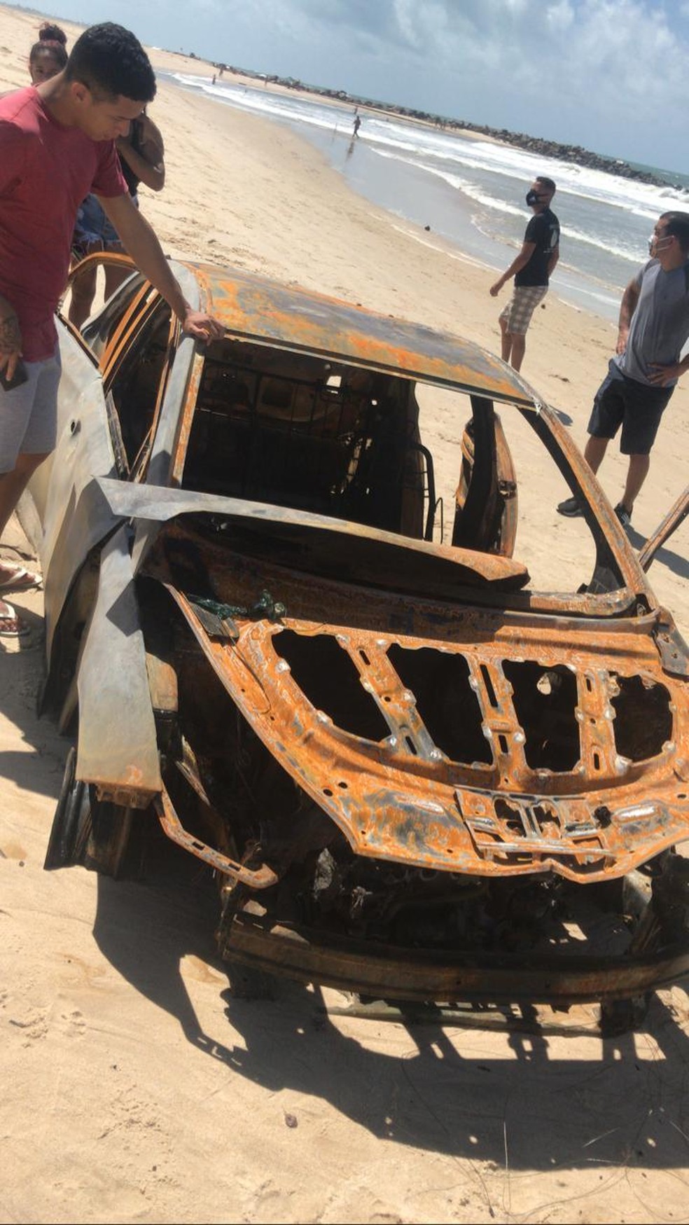 Carro de Arlley foi encontrado ainda em chamas na praia de Santa Rita — Foto: Reprodução