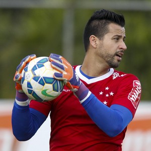 Fábio celebra renovação e exalta relação com o Cruzeiro: Sangue azul
