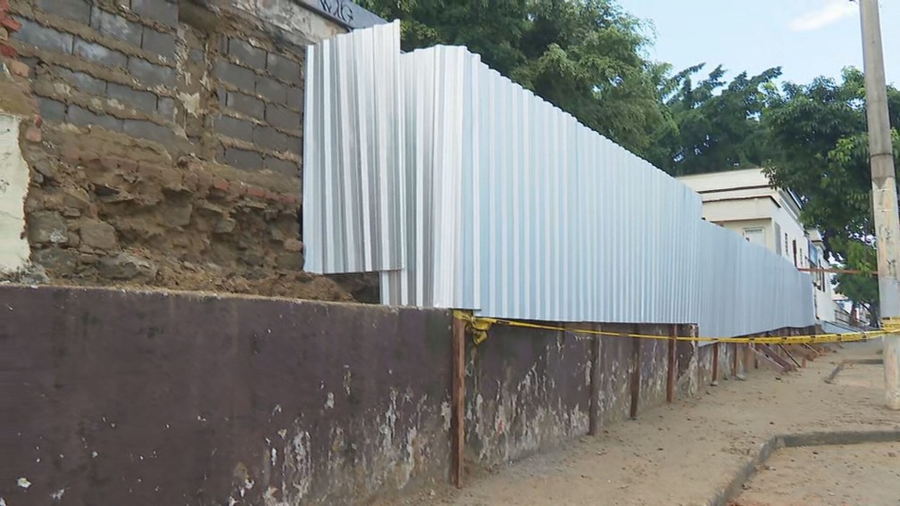 Cemitério na Ilha recebe tapume após desabamento  — Foto: Reprodução/TV Globo 