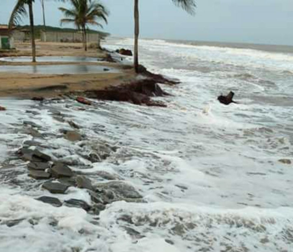 Mar avança para a cidade em Belmonte por conta de erosão costeira (Foto: Divulgação/Secretaria do Meio Ambiente de Belmonte)