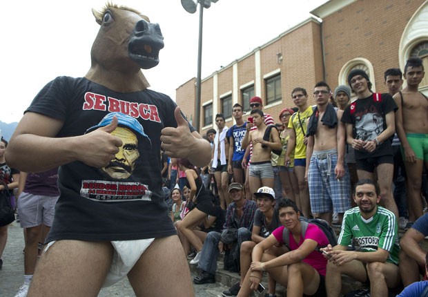Jovens saíram de roupa íntima pelas ruas da cidade colombiana (Foto: Raul Arboleda/AFP)