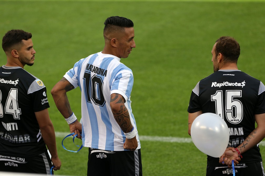 Jogadores Do Gimnasia Ultimo Clube De Maradona Se Emocionam Em Homenagem Futebol Internacional Ge