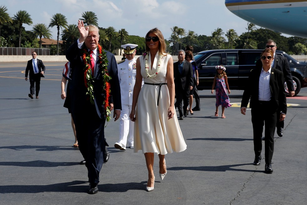 Presidente americano, Donald Trump, e a primeira-dama, Melania Trump, chegaram nesta sexta-feira (3) ao Havaí (Foto: Jonathan Ernst/Reuters)