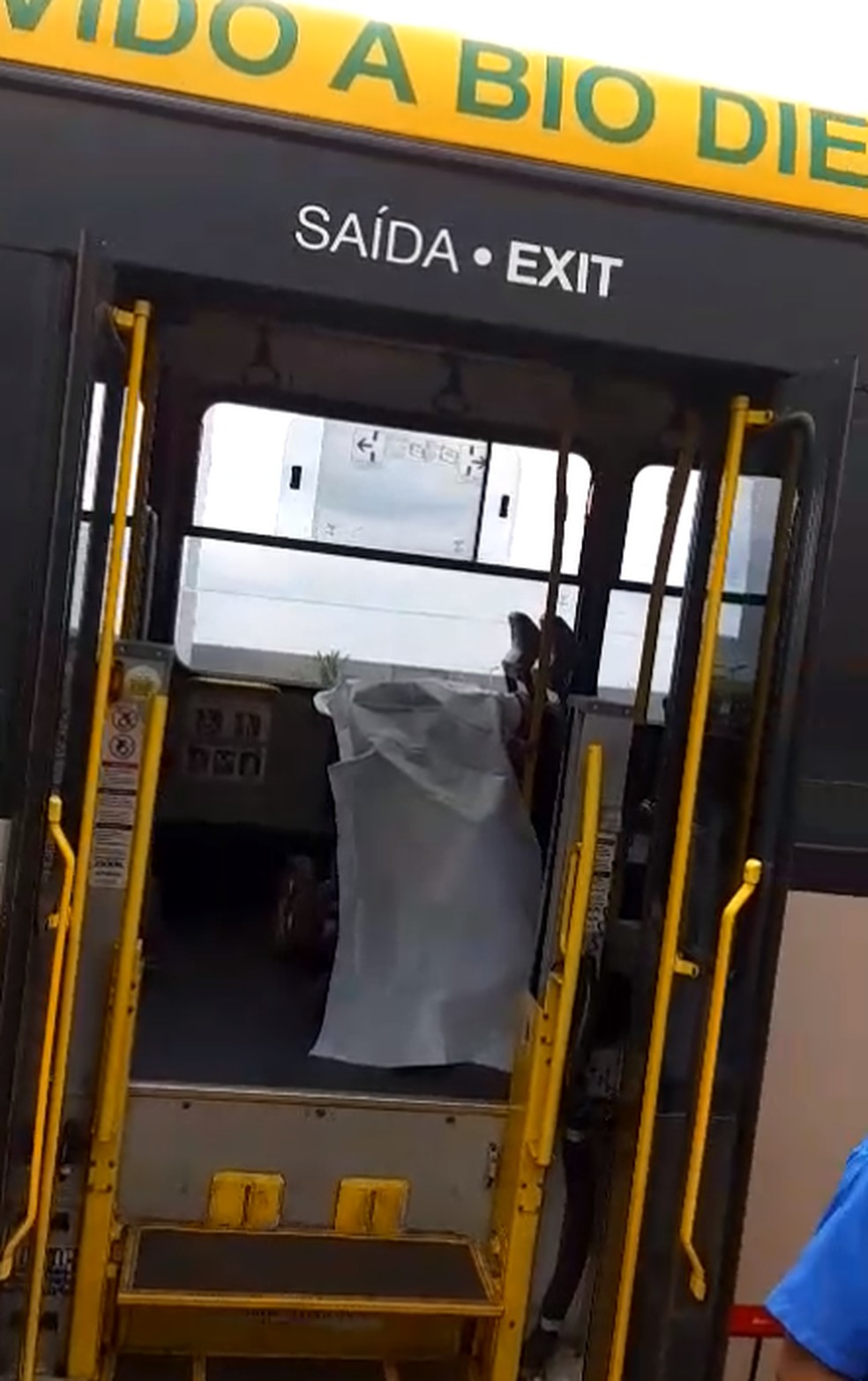 Homem de 57 anos, que era cadeirante, morre ao tentar reagir a assalto em ônibus no DF — Foto: Corpo de Bombeiros/Divulgação