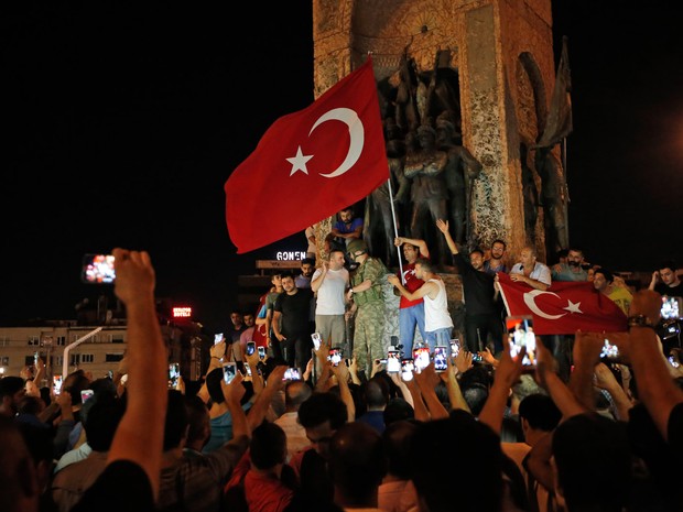 Grupo de apoiadores do presidente Recep Tayyip Erdogan se reúnem na praça Taksim em Istambul, na Turquia, contra a tentativa de golpe militar (Foto: Emrah Gurel/AP)