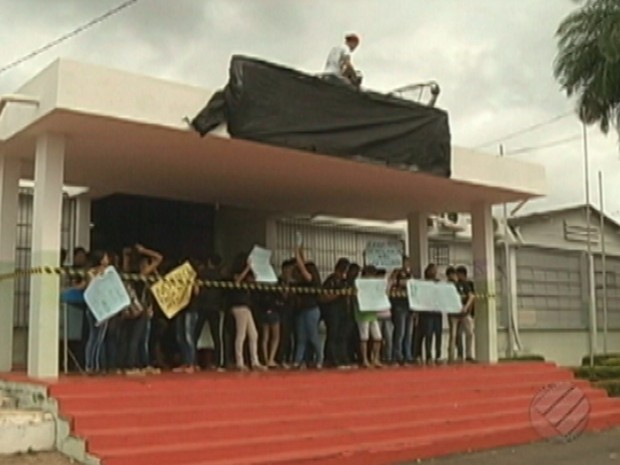 Alunos do IFPA de Tucuruí protestam contra PEC 241. (Foto: Reprodução/Tv Liberal)