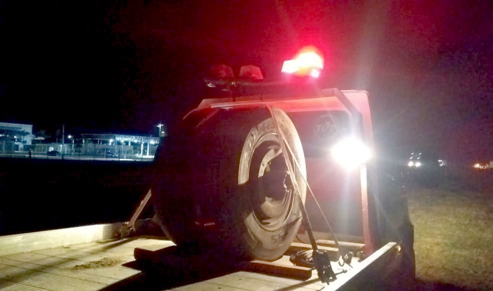 Rodas do caminhão, que seguiu viagem, foram apreendidas pela Polícia Civil — Foto: TV TEM/Reprodução