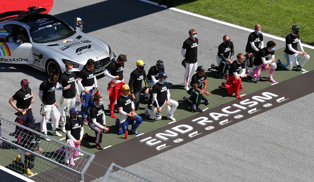 Pilotos fazem protesto antirracista em Spielberg antes do GP da Áustria — Foto: Getty Images