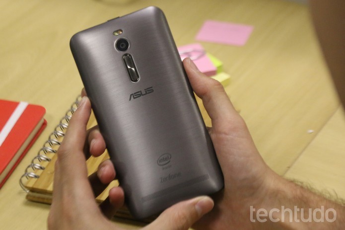 Zenfone 2 tem design compacto e fino, com traseira em efeito de metal escovado (Foto: Lucas Mendes/TechTudo)
