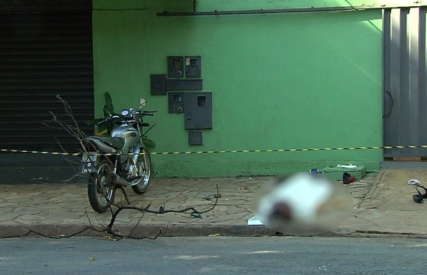 Motociclista morre após colidir com poste em avenida de Goiânia GOiás (Foto: Reprodução/TV Anhanguera)